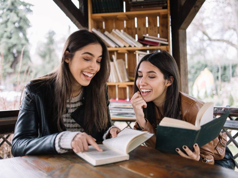 Combinar la lecturacon hábitos ya establecidos le ayudará a ser constante. Puede leer mientras toma un café, cuando espera su turno en algún banco o antes de acostarse por las noches.