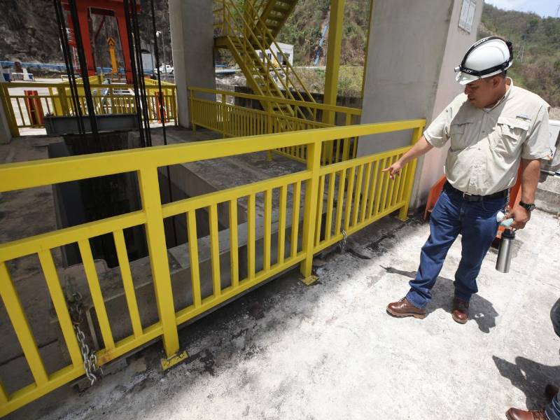 El ingeniero Nery Díaz mostró cómo quedaron los yugos o vigas de apoyo de las compuertas de la segunda central hidroeléctrica más grande del país.