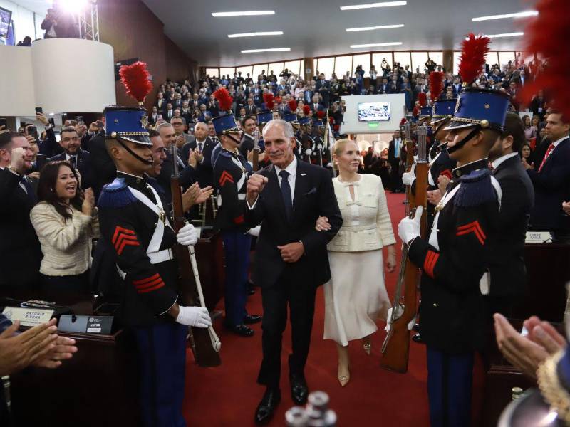 Momento en el que Asfura ingresó al Congreso Nacional, junto a su esposa Lissette del Cid.