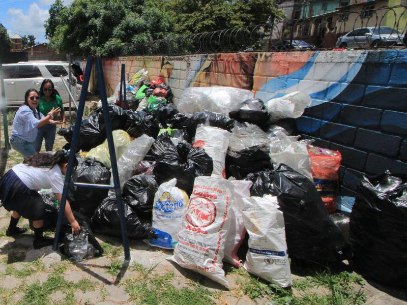 En los centros educativos destacaban las montañas con bolsas llenas de residuos.