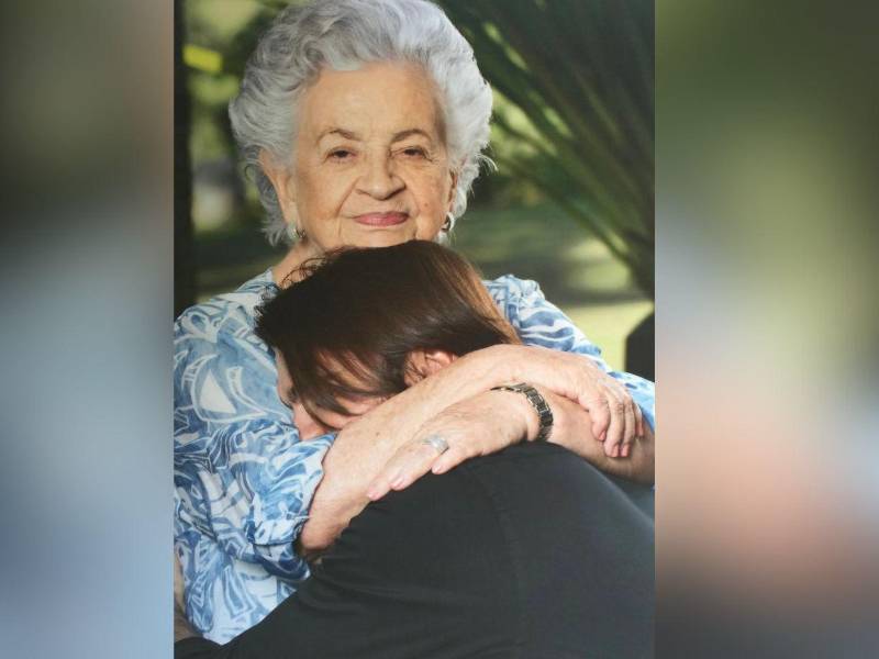 El cantante colombiano Juanes publicó esta imagen en los brazos de su madre Alicia.