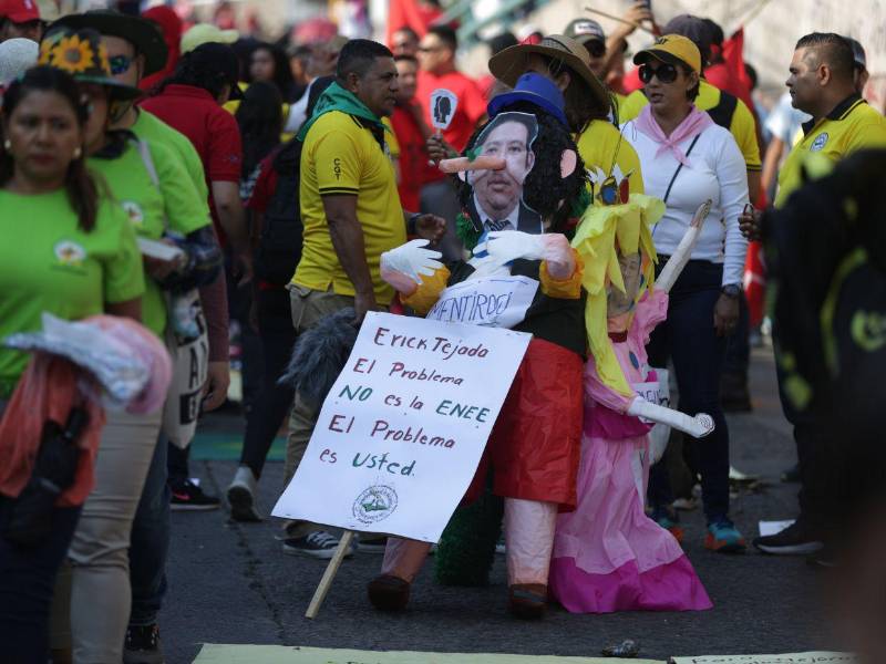 Los trabajadores de la ENEE, no dudaron en señalar el ministro de Energía, Erick Tejada, por los problemas de la institución.
