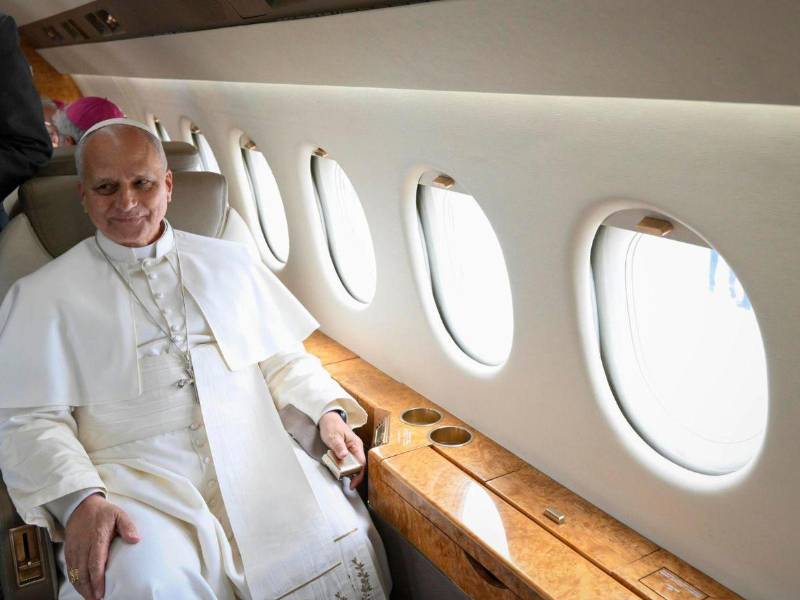 Una imagen repartida proporcionada por Vatican Media muestra al Papa León XIV sentado en la aeronave ofrecida por el Rey Felipe VI de España tras retrasarse el despegue de su primer avión.