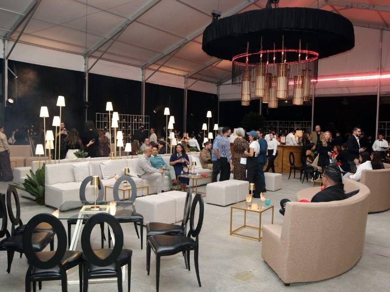 La ambientación general estuvo a cargo de Fabiola Matamoros, reconocida públicamente durante los discursos por su aporte al diseño del evento inaugural.