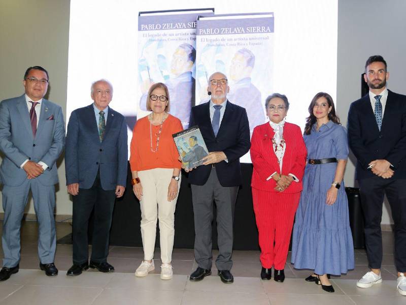 Invitados especiales posan con la portada del libro “Pablo Zelaya Sierra: El legado de un artista universal (Honduras, Costa Rica y España)”.