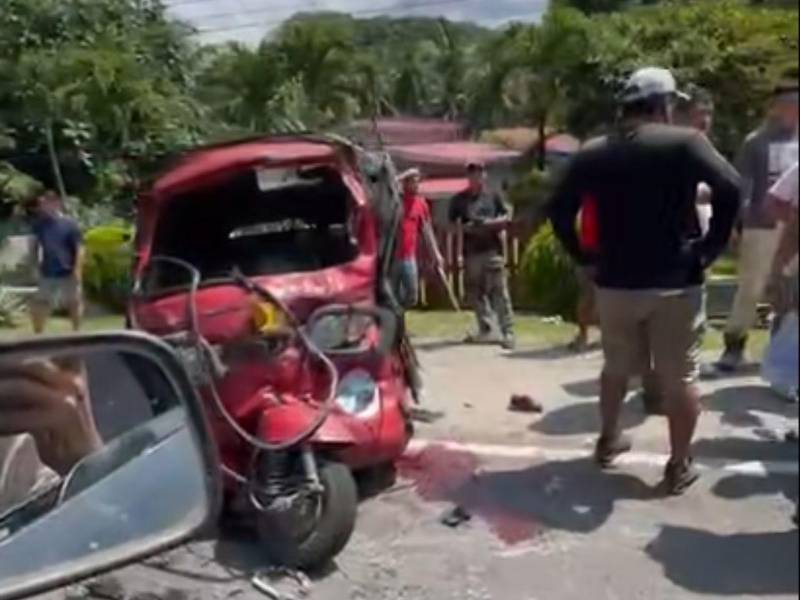 Los siete escolares iban a bordo del mototaxi que quedó completamente destruida.
