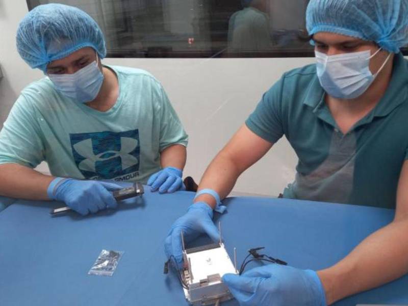 Dos dos integrantes del equipo del proyecto Morazán, ensamblaron el nano satélite en el cuarto limpio de Ciudad Universitaria.