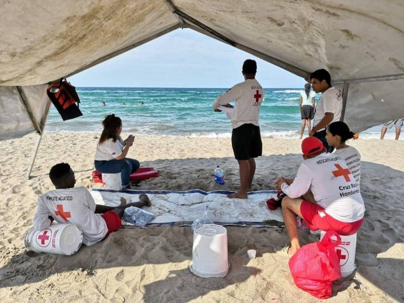 Al ingresar a la playa es fundamental ubicar un puesto de salvamento cercano, y permanecer dentro del rango de vigilancia además de identificar al personal de rescate.