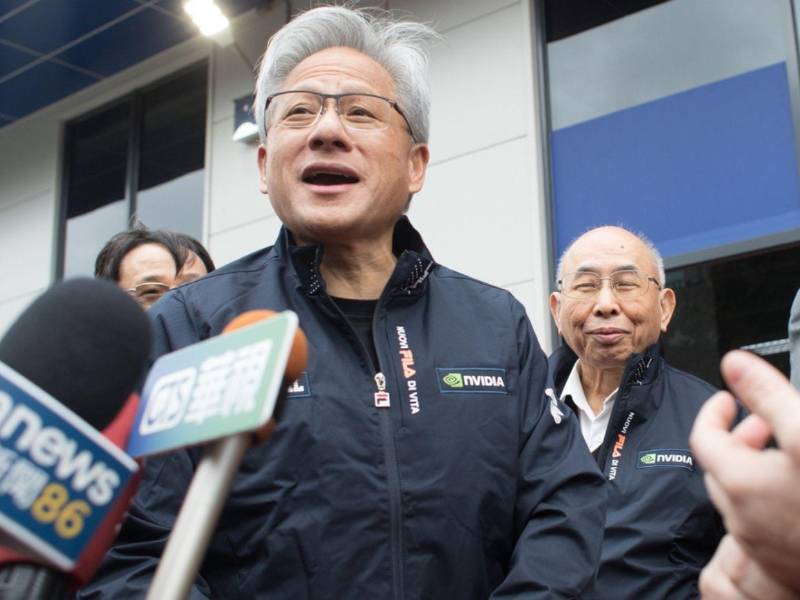 El CEO de Nvidia confiesa que usa ChatGPT cada mañana y urge a su adopción global