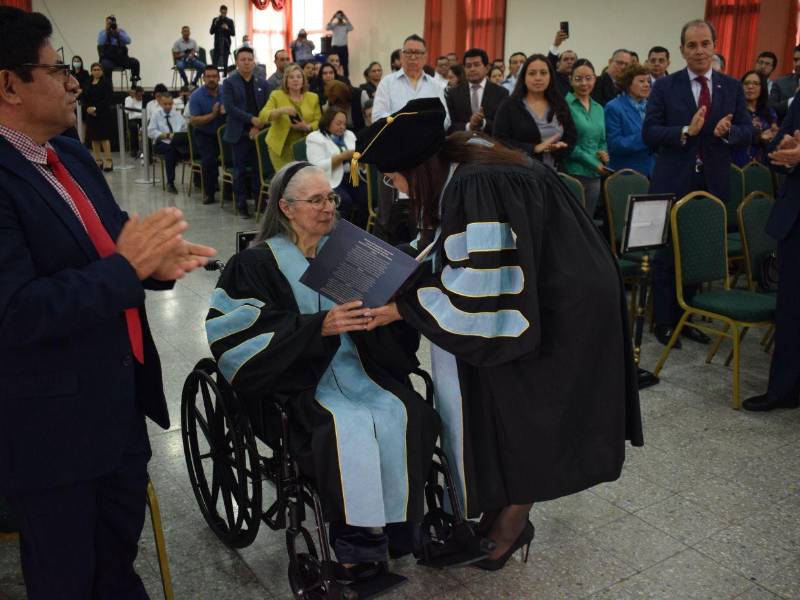 Helen Umaña, originaria de La Encarnación, Ocotepeque ha dedicado su vida a la enseñanza y al estudio de la literatura.