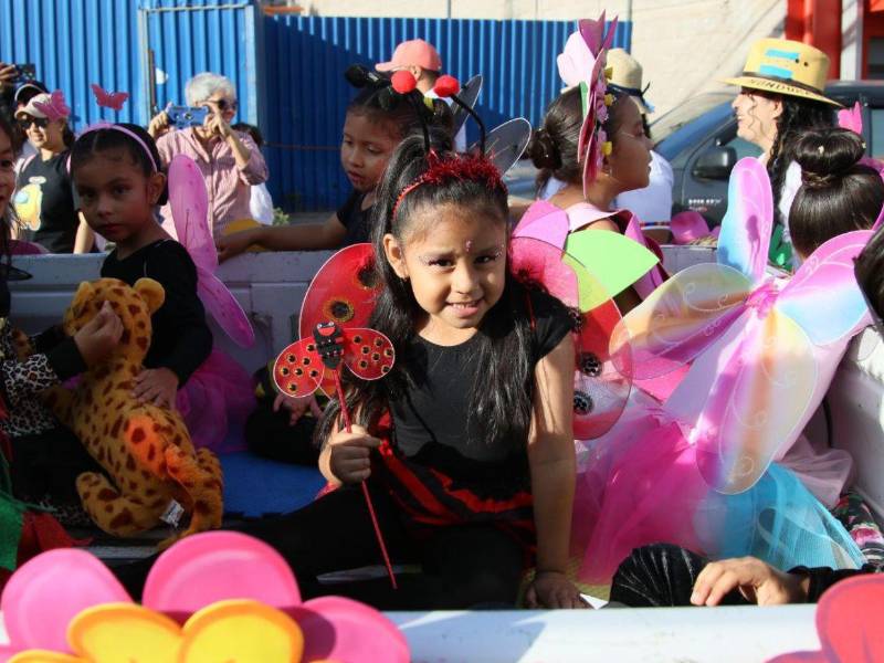 Con bellos disfraces, los pequeños aportan ternura en los desfiles cívicos.