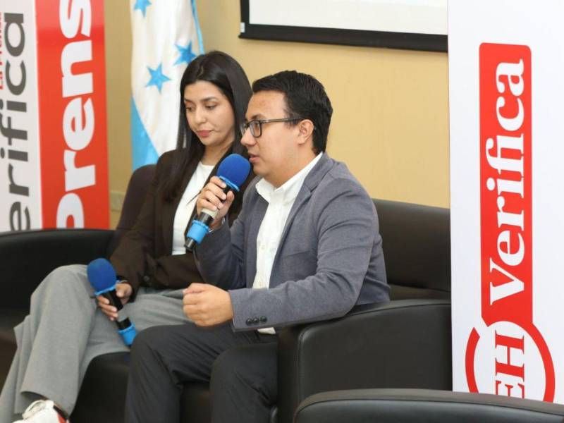 José Quezada y Paola Ávila en el módulo de desinformación electoral.