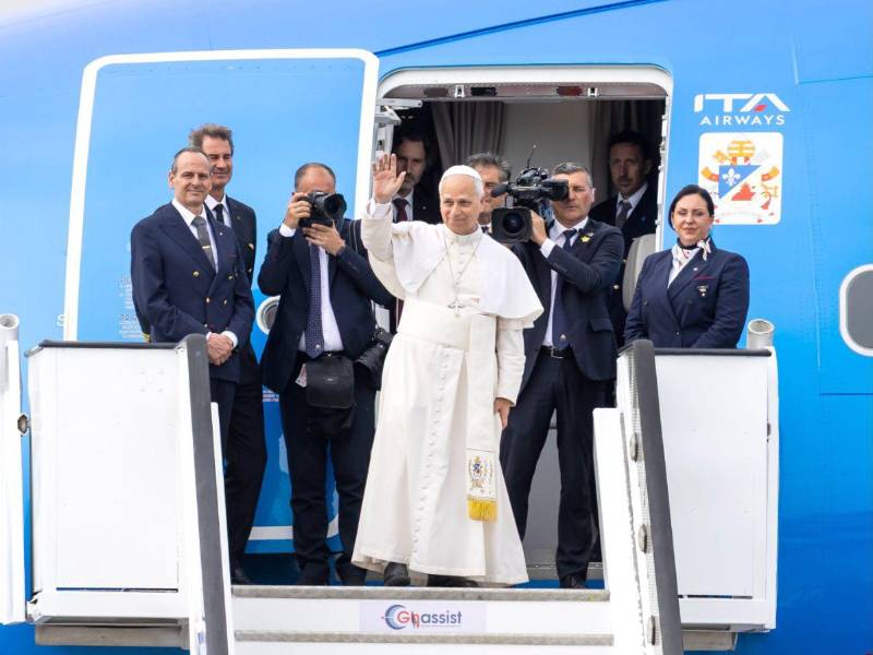 Saludo. El Papa se encuentra en un viaje apostólico de once días a África, con escalas en Argelia, Camerún, Angola y Guinea Ecuatorial. En la foto cuando se despedía de feligreses en Angola mientras embarca en el avión papal hacia Guinea Ecuatorial.