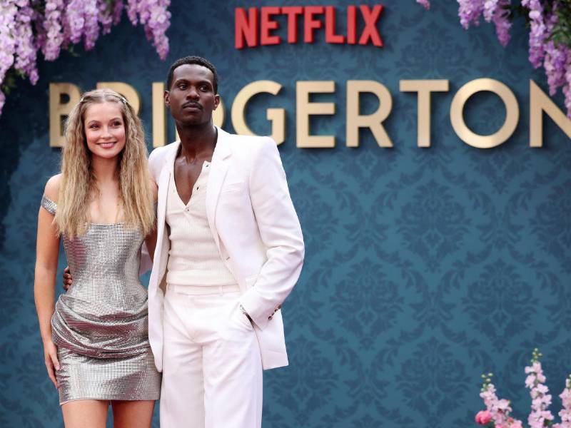 Los intérpretes Hannah Dodd y Victor Ali, en los papeles de Francesca Bridgerton y John Stirling, en la tercera temporada de Los Bridgerton.