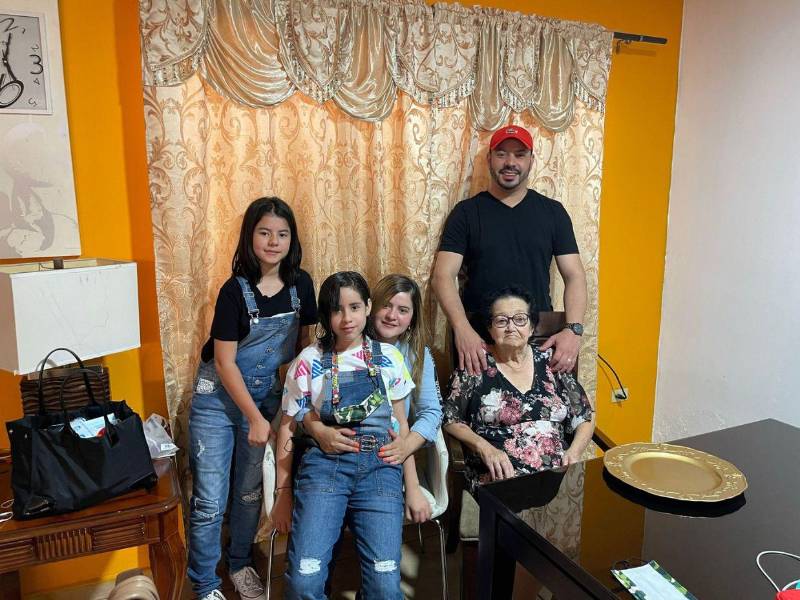 En la imagen se retrata a doña Gloria Hernández (QEPD), abuelita del comisionado, en un recuerdo familiar.