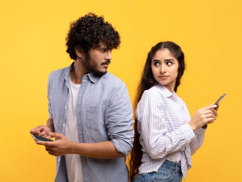 El escaparate digital de las redes sociales abre la puerta a comparaciones dañinas. Cuando una persona publica constantemente imágenes retocadas o hasta mensajes insinuantes, su pareja puede sentirse desplazada o disminuida. Con el tiempo, la relación no se desgasta por falta de afecto, sino por la presión de competir contra una audiencia invisible y la inmadurez de su pareja.