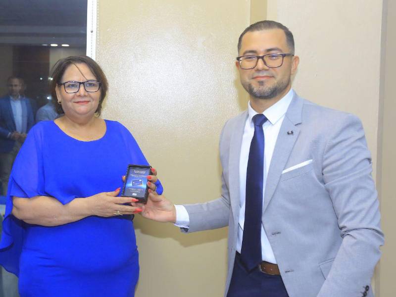 Clientes de Finsol reciben información sobre el uso de la tarjeta de débito Mastercard.