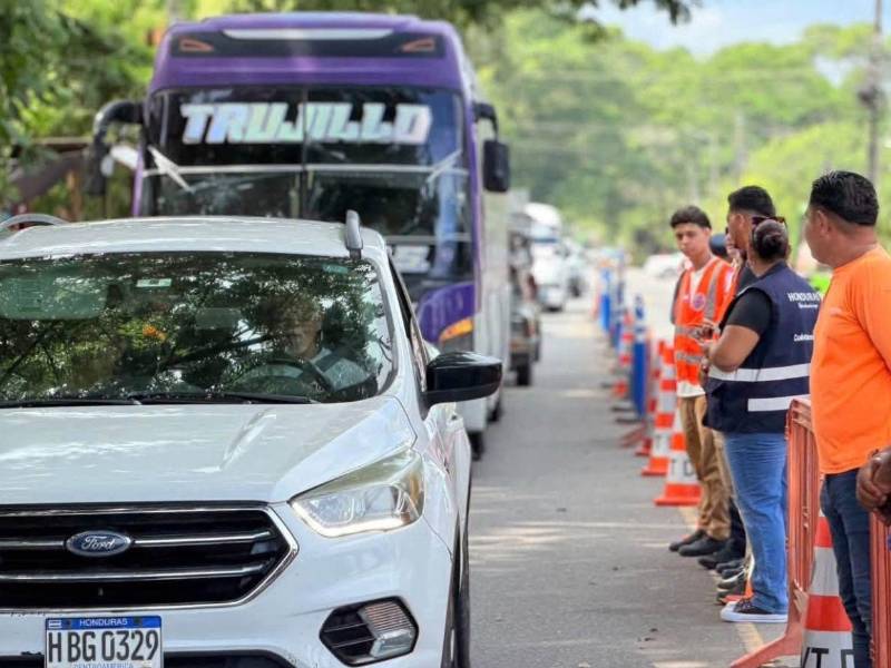 Miles de hondureños se han desplazado por todo el país para hacer turismo.