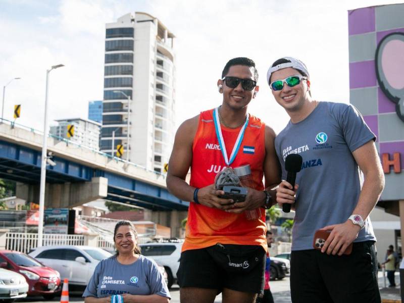 El joven Oswaldo Fajardo (derecha) impulsó la carrera solidaria para apoyar a niños de la capital con padecimientos de salud.