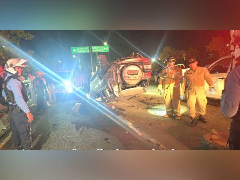 Dos menores tomaron los vehículos de sus padres, una camioneta Prado y una pick up 3.0, con la finalidad de realizar piques, sin imaginar que ese sería el inicio de una tragedia mortal. De siete jóvenes que abordaban las dos unidades, dos perdieron la vida en Altos de Toncontín durante el fin de semana. ¿Hay nuevos datos sobre el accidente vial? A continuación los detalles.