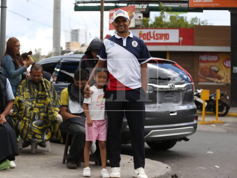 José Trejo, barbero de profesión, ha convertido su oficio en un acto de solidaridad, ofreciendo cortes de cabello gratuitos a pacientes y familiares del Hospital Escuela en Tegucigalpa. Conoce más sobre él: