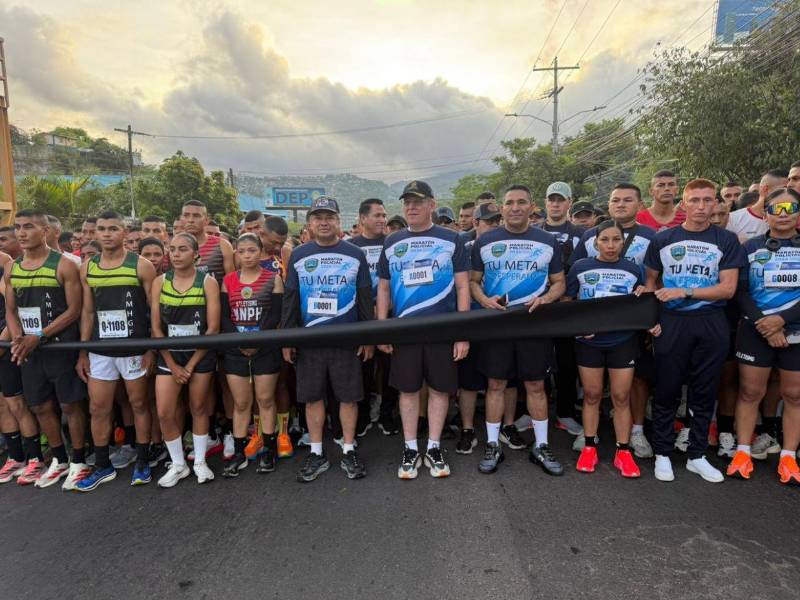 El ministro de Seguridad, Gerzon Velásquez, junto al viceministro Rommel Martínez y el director de la Policía Nacional, Rigoberto Oseguera, en el inicio de la XXXVI carrera policial, llevada a cabo en la capital.