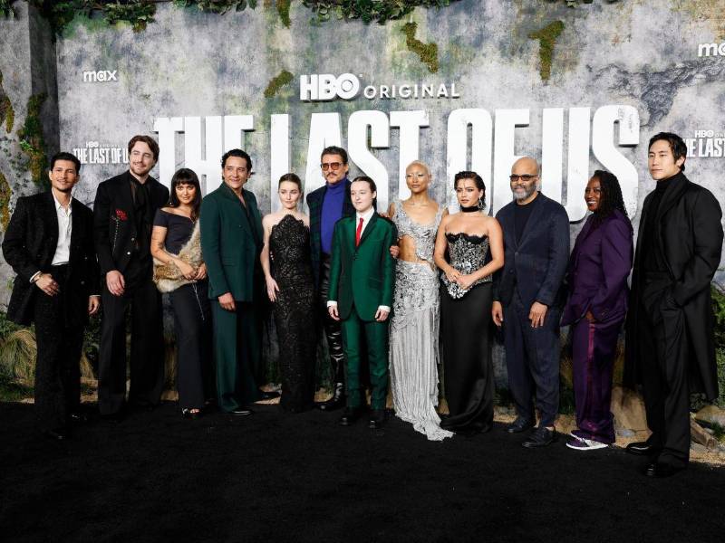 Fotografía del elenco de la serie durante la presentación de la segunda entrega.