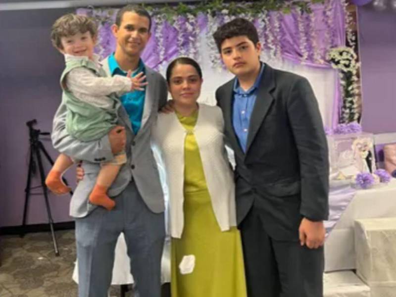Rebeca Santos junto a su esposo y sus dos hijos.