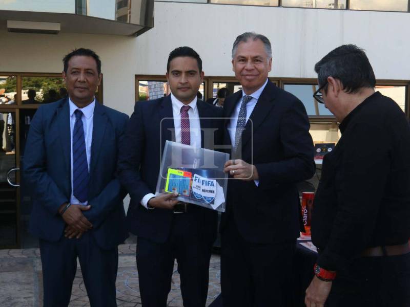 El momento en que Said Martínez recibe su nueva insignia como árbitro internacional.