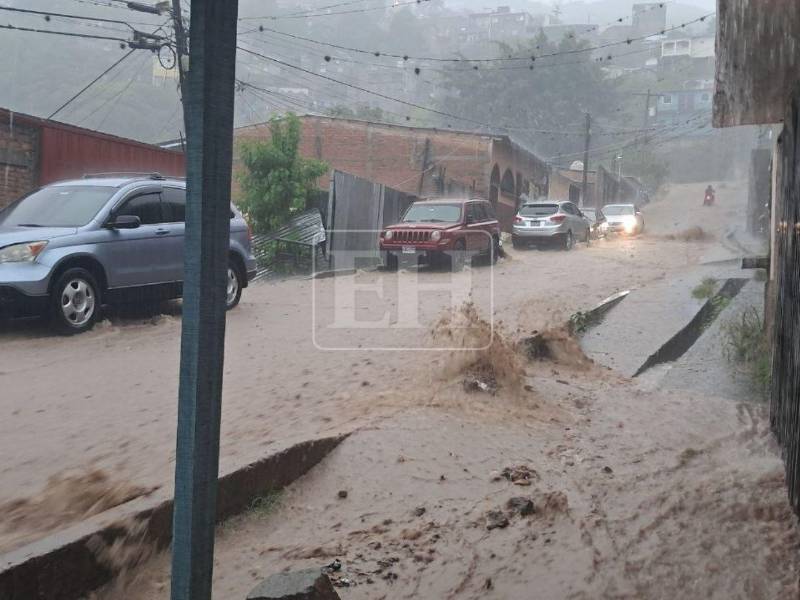 Honduras estará bajo la influencia de una vaguada en superficie y en altura este domingo 18 de octubre, fenómeno que dejará abundante nubosidad, lluvias y chubascos débiles a moderados en la mayor parte del territorio nacional, acompañados de actividad eléctrica. ¿En qué zonas habrá mayores acumulados?