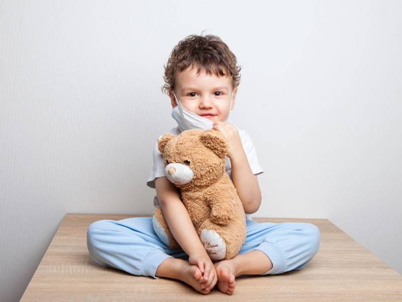 El reposo, la observación constante y la suspensión temporal de actividades escolares y exteriores ayudan a cortar la cadena de transmisión.