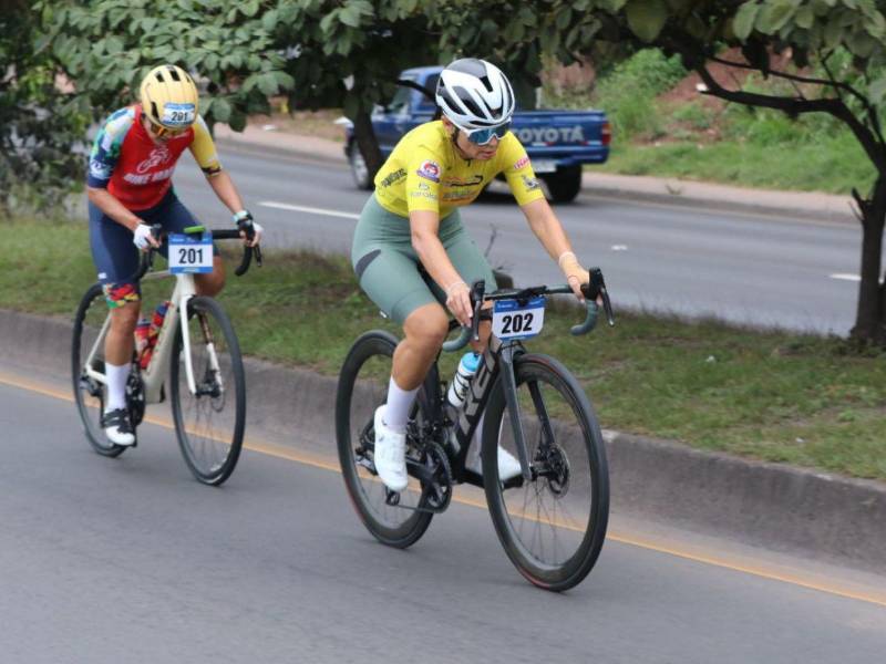 En medio de dolor, pasión y el objetivo de ayudar, Karen Amaya, bicampeona de la Vuelta Ciclística El HERALDO completó los 96 kilómetros de la categoría élite femenina.