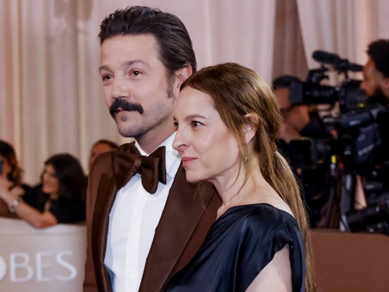 El actor mexicano Diego Luna y Marina de Tavira posan a su llegada a la edición 83 de los Premios Globos de Oro el pasado 11 de enero, en el Hotel Beverly Hilton en Los Ángeles.