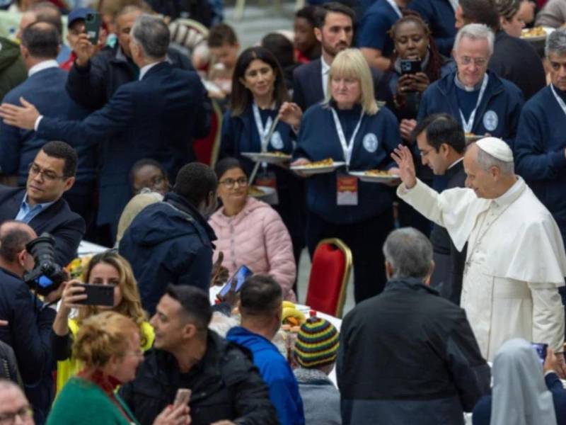 El Aula Pablo VI, donde los papas celebran sus grandes actos con los fieles en caso de clima adverso en la plaza, se convirtió en un enorme comedor con música en directo y repleto de mesas.