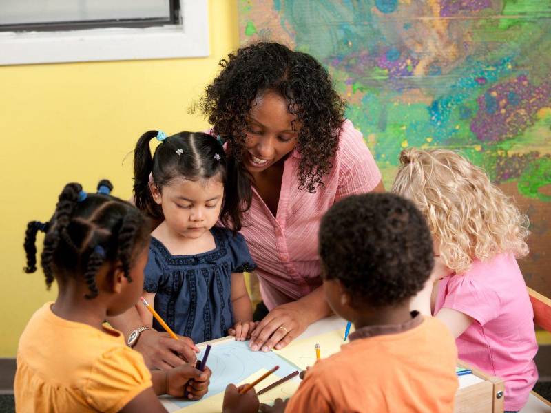 Una maestra de guardería en Lindenhurst, Long Island, Nueva York, fue arrestada y enfrenta cargos por presunto maltrato a bebés a su cargo en un centro infantil, según informó la policía del condado Suffolk. El caso generó alarma entre familias y profesionales del sector educativo.