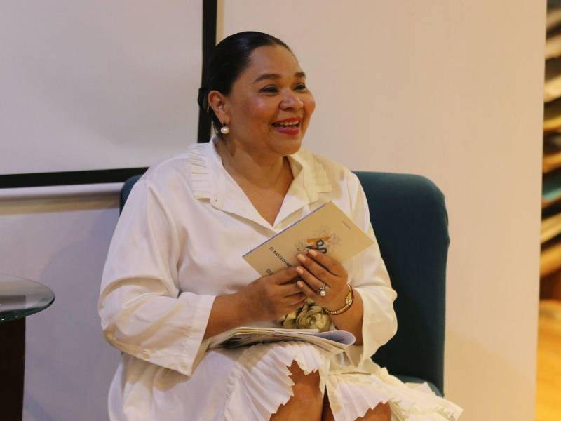 El público abrazó la calidez de la autora, quien recibió con agrado y simpatía los comentarios respecto a su trayectoria y su presente.