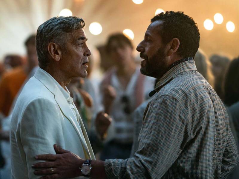 El relato se centra en Jay Kelly, estrella venerada por el público, cuya vida privada se resquebraja: la vejez avanza, la distancia con sus hijas se profundiza y los ídolos que marcaron su carrera comienzan a desaparecer. Frente a ese vacío, decide emprender un viaje por Europa, donde revive recuerdos y busca una identidad más allá de la fama.