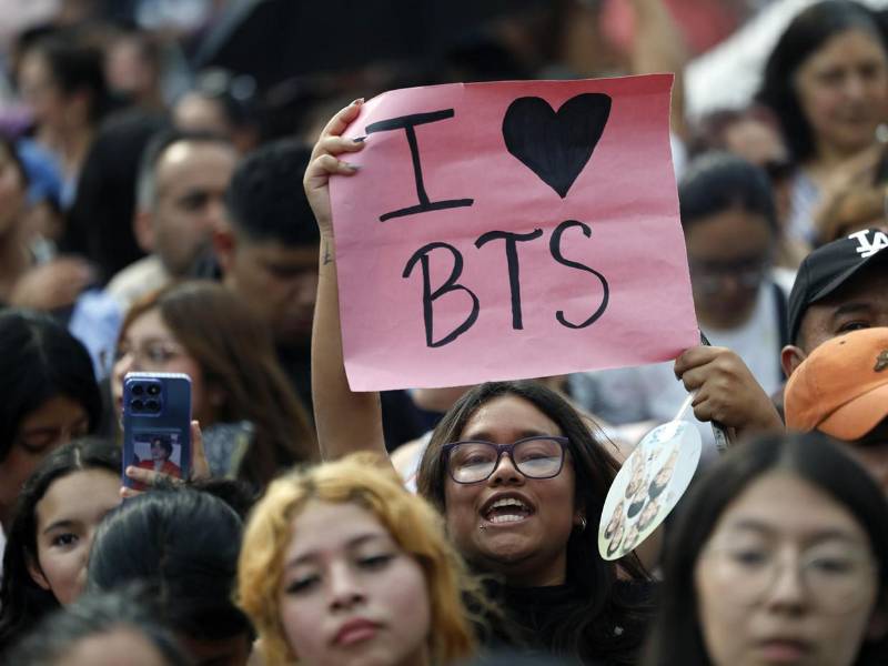 Miles de seguidores mexicanos se agolparon a las puertas del Palacio Nacional del centro histórico de la Ciudad de México para recibir a la banda surcoreana BTS, el grupo de k-pop más reconocido del mundo, junto a la presidenta Claudia Sheinbaum, en un acto público gestionado por el Gobierno.