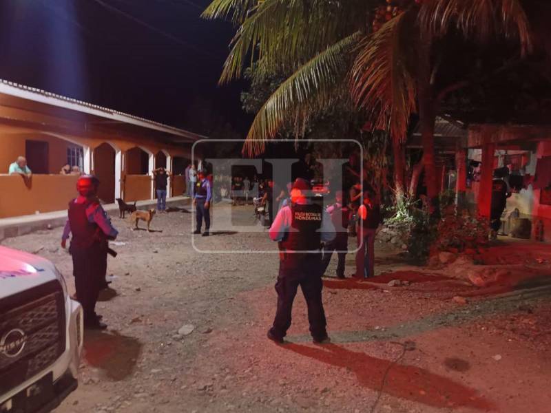 Elementos de la Policía Nacional de Honduras llegaron hasta el lugar donde se registró el doble crimen.
