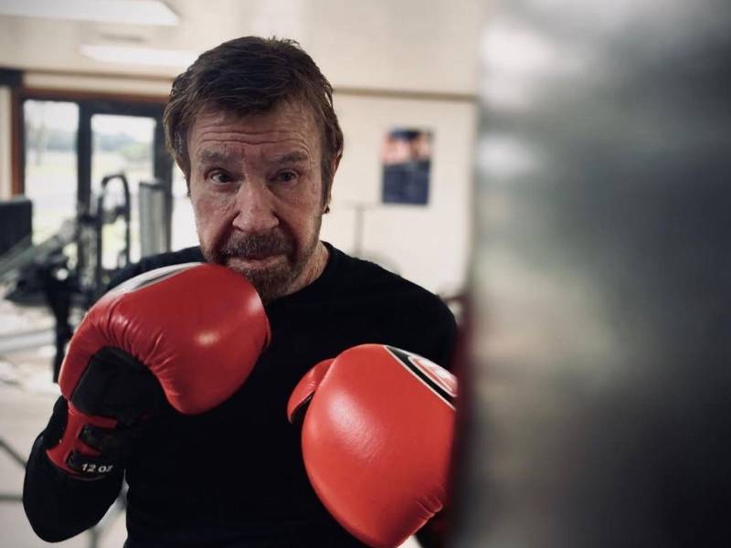 El mundo amaneció el viernes 20 de marzo con la noticia de la muerte de Chuck Norris, el hombre que durante décadas encarnó la resistencia física y la fortaleza indestructible, y que el pasado jueves 19 partió de este mundo, rodeado de su familia, en Hawái.