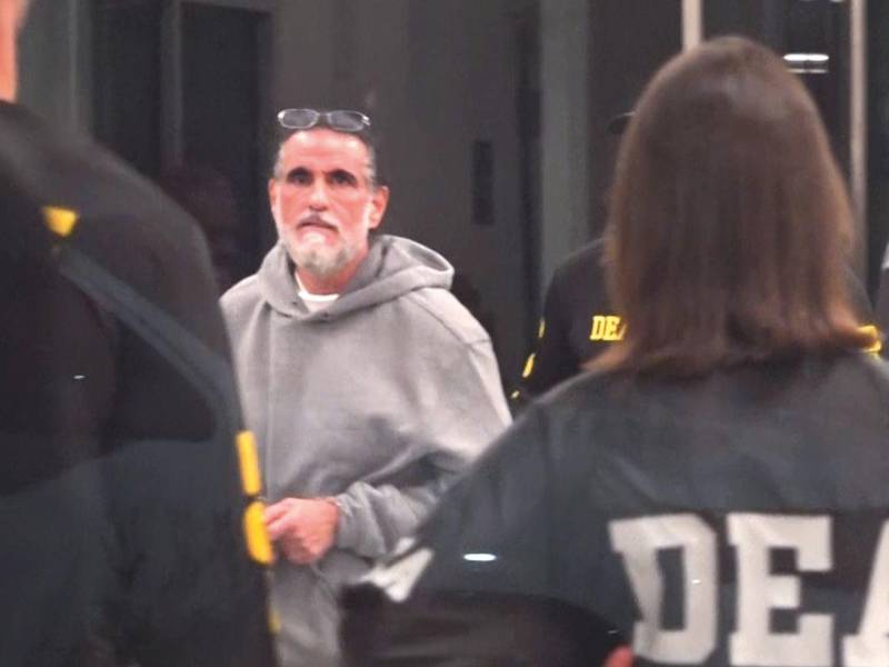 Justicia. El empresario colombiano Alex Saab es escoltado por agentes de la DEA a su llegada al aeropuerto de Opa-locka, Miami-Dade, Estados Unidos. Saab, amigo y colaborador de Nicolás Maduro, fue deportado el sábado por el Gobierno de Venezuela.