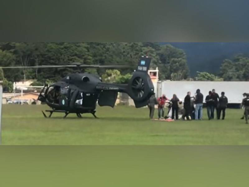El ministro Castillo y su familia abordaron el helicóptero de la Fuerza Aérea en el campo AGADI en La Esperanza.