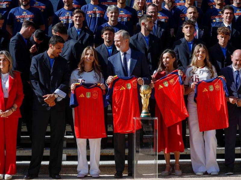 El rey Felipe VI ha dado la enhorabuena este lunes a la selección española de fútbol por un triunfo épico en el Mundial, una odisea en la que un equipo solidario y generoso, que ha sido una piña, ha ganado el campeonato con garra y aguante para toda España.