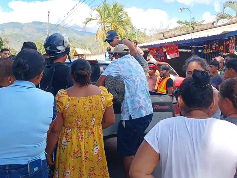 Familiares llegaron al lugar del crimen a retirar el cuerpo.