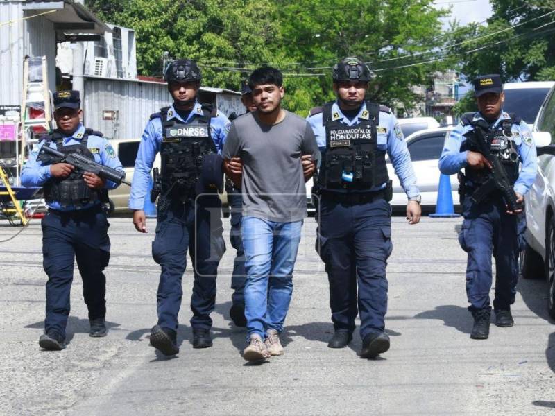 Momento en que las autoridades trasladaban a Fredy Borjas en San Pedro Sula.