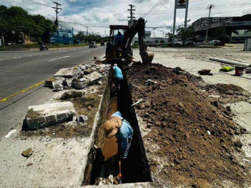 La intervención se realiza a la altura de la Texaco Nuevo Mundo, tras los daños que provocaban constantes rebalses de aguas residuales en el sector.