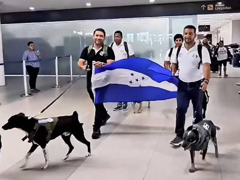 Momento en que los binomios caninos regresaban a Honduras tras apoyar las labores mundialistas en México.