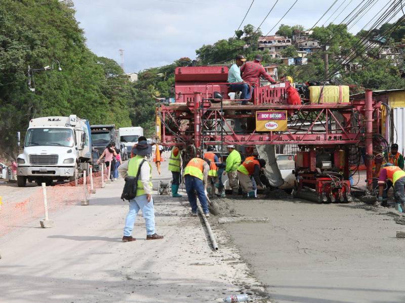 El titular de la SIT, Octavio Pineda, afirmó que durante la Semana Morazánica continuarán las obras viales.