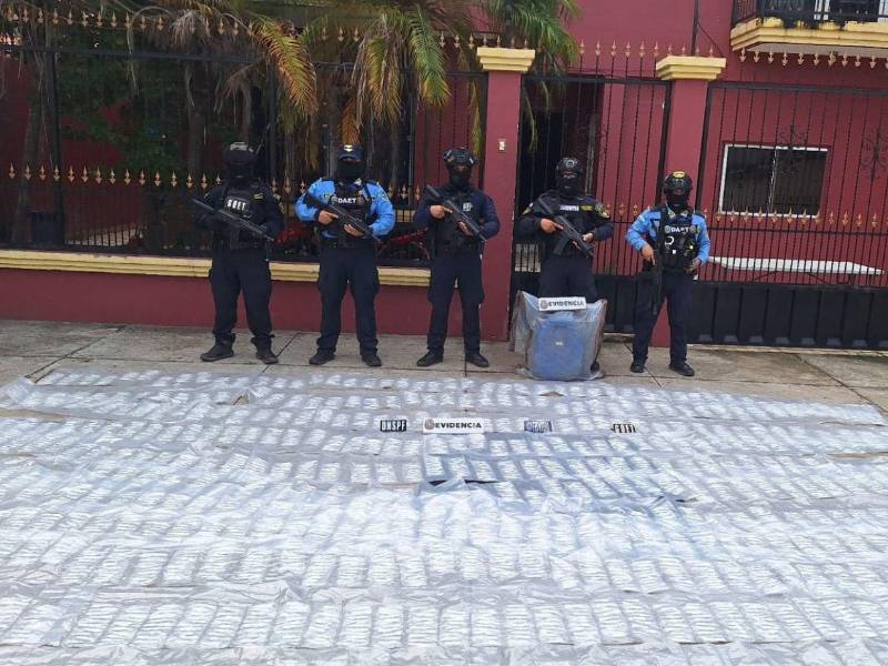 Agentes de diferentes unidades de la Policía Nacional (PN) custodian el fuerte decomiso de drogas.