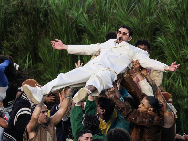 Bad Bunny llevó al medio tiempo del Super Bowl 60 un recorrido por la identidad puertorriqueña y latinoamericana, convirtiéndose en el primer artista en ofrecer un espectáculo íntegramente en español en la historia del campeonato de la NFL.